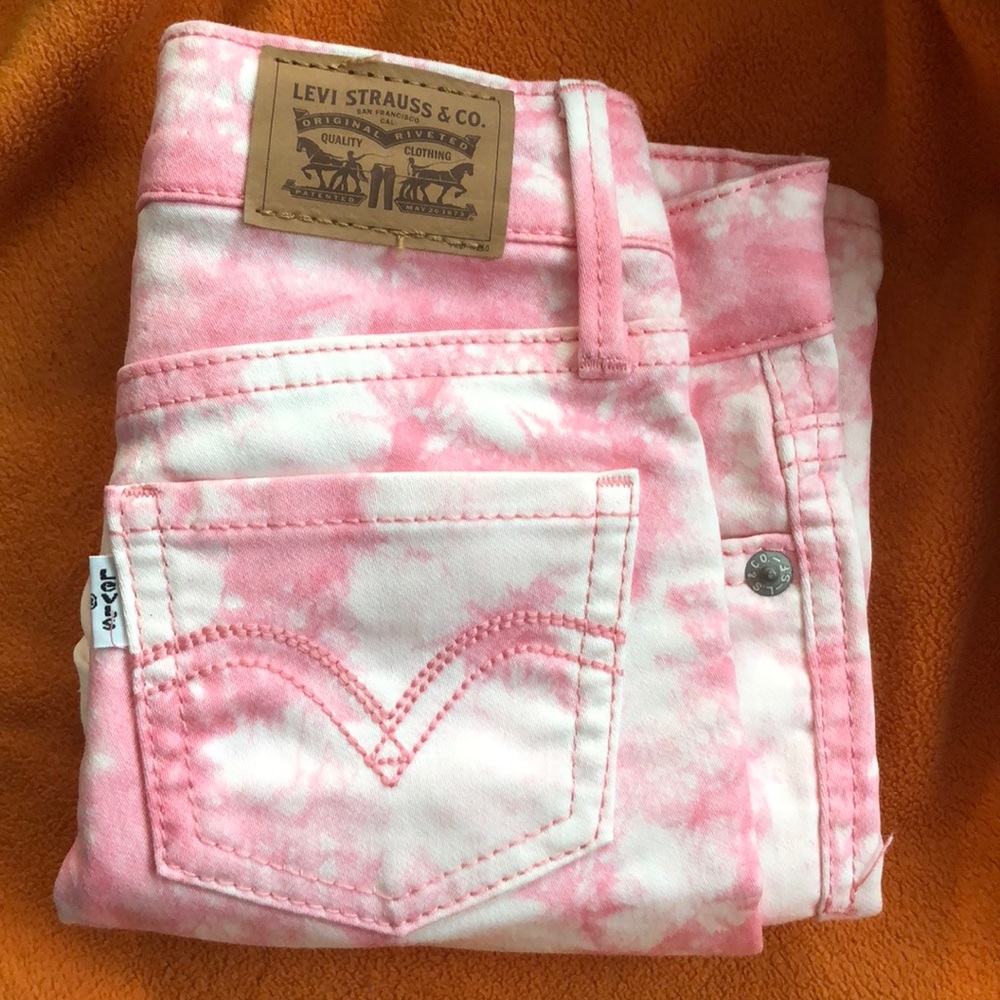 NWOT Levi’s Toddlers sz 4 pink/white Bermuda jeans